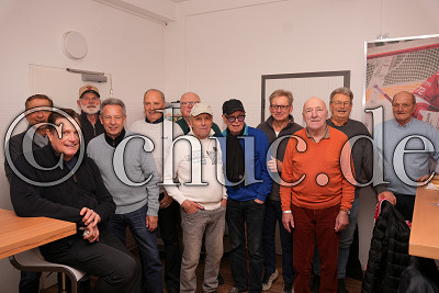 Die Ehemaligen des VfL, u.a. Bill Lochhead, Ralf &bdquo;Pilo&ldquo; Knihs, Manfred &bdquo;Tiger&ldquo; M&uuml;ller, Ralph P&ouml;pel, Dieter Jehner, DEL 2 - EC Bad Nauheim gegen Starbulls Rosenheim, Bad Nauheim, Colonel-Knight-Stadion, 07.02.25