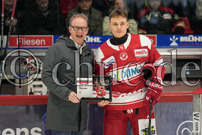 Andreas Ortwein (Gesch&auml;ftsf&uuml;hrer EC Bad Nauheim) und -55- Edwin Tropmann (EC Bad Nauheim) bei der Ehrung, DEL 2 - EC Bad Nauheim gegen Lausitzer F&uuml;chse, Bad Nauheim, Colonel-Knight-Stadion, 02.03.25