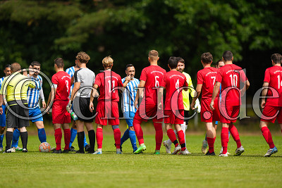 beide Teams begr&uuml;&szlig;en sich, Kreisliga A Friedberg - FC Nieder-Florstadt gegen KSG 1920 Gro&szlig;-Karben, Echzell - Bingenheim, Sportplatz Bingenheim, 03.08.25