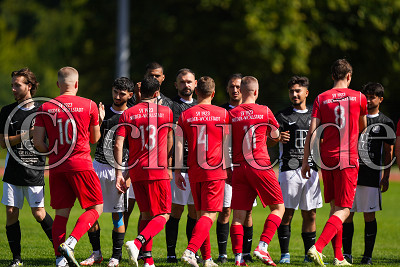 beide Teams begr&uuml;&szlig;en sich, Kreisliga A Friedberg - VfB Friedberg gegen SV Nieder-W&ouml;llstadt, Friedberg, Sportplatz am Burgfeld, 17.08.25