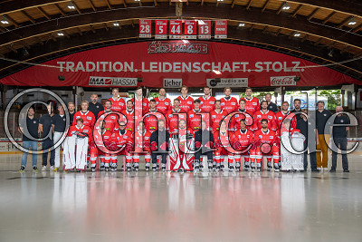 -53- Finn Becker, -58- Christopher Fischer , -19- Taylor Vause, -88- Andrej B&iacute;re&scaron;, Marc Vorderbr&uuml;ggen (Co-Trainer, -35- Jerry Kuhn (Torwart EC Bad Nauheim), Peter Russell (Headcoach), -9- Simon Gnyp, -23- Marius Erk, -15- Garret Pruden, -31- Dean D&ouml;ge;mittlere Reihe (von links):Daniel Patzak (Teamarzt), Marc Lubetzki (Fitnesstrainer), Dr. Michael Piske (Teamarzt), Florian Patzak (Physio), -7- Davis Koch, -6- Justin MacPherson, -93- Julian Lautenschlager, -34- Kevin Handschuh, -91- Marc El-Sayed, -17- Raphael Jakovlev, -61- Jordan Hickmott, -16- Tjark K&ouml;lsch, -90- Parker Bowles, -55- Justin Volek, Alexander Goldbrunner (Team Coordinator), Wolfgang Janout (Betreuer), Ralf Gartz (Betreuer), Dieter Parow (Betreuer);obere Reihe (von links):Murat Pak (Teamarzt), Fabian Nifosi, -73- Zach Kaiser, -20- Patrick Seifert, -11- Lukas Ribarik, -22- Rik Gaidel, -10- Vincent Grunewald, -29- Philipp Kuhnekath, Pascal Marx (Physio);Teamfoto EC Bad Nauheim 2025/26 DEL 2 , Bad Nauheim, Colonel-Knight-Stadion, 26.08.25