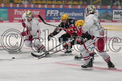 -90- Parker Bowles (EC Bad Nauheim) vor -86- Cameron Brace (Frankfurt L&ouml;wen) und -64- Markus Schweiger (-A- Frankfurt L&ouml;wen), rechts -15- Garret Pruden (EC Bad Nauheim), Vorbereitungsspiel - Frankfurt L&ouml;wen gegen EC Bad Nauheim , Frankfurt am Main, Eissporthalle am Ratsweg, 07.09.25