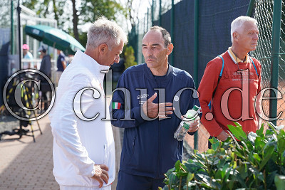 Anders Jarryd (TC RW Hangelar) im Gespr&auml;ch mit Gianluca Pozzi (Ober-M&ouml;rler TC), vermutlich teilt Anders hier mit, dass er als Nummer 1 verletzungsbedingt nicht antreten kann, Deutsche Tennis Mannschaftsmeisterschaft 2025 Herren 60, Ober-M&ouml;rlen, Ober-M&ouml;rler TC, 07.09.25