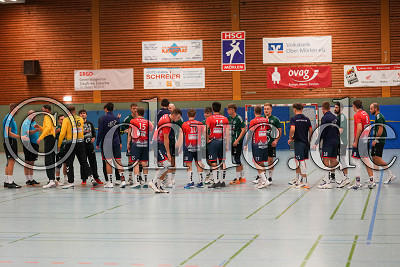 beide Teams begr&uuml;&szlig;en sich, Bezirksoberliga Gie&szlig;en - HSG M&ouml;rlen gegen TSV Lollar, Bad Nauheim - OT Nieder-M&ouml;rlen, Frauenwaldhalle Nieder-M&ouml;rlen, 13.09.25
