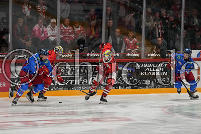 -90- Parker Bowles (EC Bad Nauheim) und -93- Julian Lautenschlager (EC Bad Nauheim) gegen -17- Leon Niederberger (D&uuml;sseldorfer EG) und -8- Kristian Blumenschein (D&uuml;sseldorfer EG), Vorbereitungsspiel - EC Bad Nauheim gegen D&uuml;sseldorfer EG, Bad Nauheim, Colonel-Knight-Stadion, 14.09.25