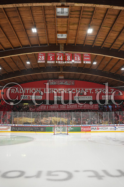 Choreo der S&uuml;dkurve, DEL 2 - EC Bad Nauheim gegen EHC Freiburg W&ouml;lfe, Bad Nauheim, Colonel-Knight-Stadion, 19.09.25