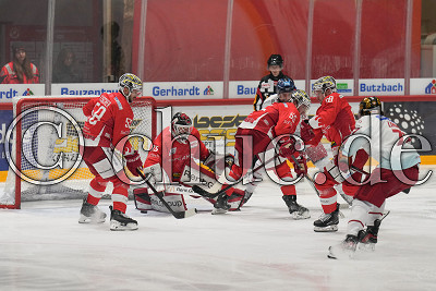 -9- Lucas Lessio (D&uuml;sseldorfer EG) und -71- Ture Linden (D&uuml;sseldorfer EG) gegen -58- Christopher Fischer (EC Bad Nauheim), -35- Jerry Kuhn (Torwart EC Bad Nauheim), -55- Justin Volek (EC Bad Nauheim) und -88- Andrej Bires (EC Bad Nauheim), DEL 2 - EC Bad Nauheim gegen D&uuml;sseldorfer EG, Bad Nauheim, Colonel-Knight-Stadion, 17.10.25