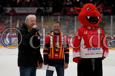 Richard Eberhardt (Stadionsprecher EC Bad Nauheim) mit Andr&eacute; Veil &bdquo;Veilo&ldquo; (Stadionsprecher ESV Kaufbeuren) und Hellvis, DEL 2 - EC Bad Nauheim gegen ESV Kaufbeuren, Bad Nauheim, Colonel-Knight-Stadion, 31.10.25