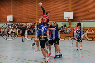-6- Mika Berger (HSG M&ouml;rlen) gegen -10- Lukas Braun (HSG Lumdatal) und -21- Jonas Schlapp (HSG Lumdatal) , Bezirksoberliga Gie&szlig;en - HSG M&ouml;rlen gegen HSG Lumdatal II, Bad Nauheim - OT Nieder-M&ouml;rlen, Frauenwaldhalle Nieder-M&ouml;rlen, 29.11.25