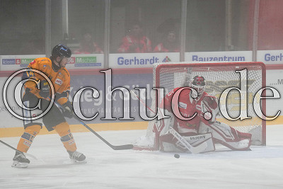 -14- Louis Anders (Lausitzer F&uuml;chse) gegen -35- Jerry Kuhn (Torwart EC Bad Nauheim), DEL 2 - EC Bad Nauheim gegen Lausitzer F&uuml;chse, Bad Nauheim, Colonel-Knight-Stadion, 07.12.25