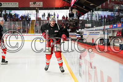 -90- Parker Bowles (EC Bad Nauheim) schiebt die Pucks zum Warmup von der Bande, DEL 2 - EC Bad Nauheim gegen Eisb&auml;ren Regensburg, Bad Nauheim, Colonel-Knight-Stadion, 01.03.26