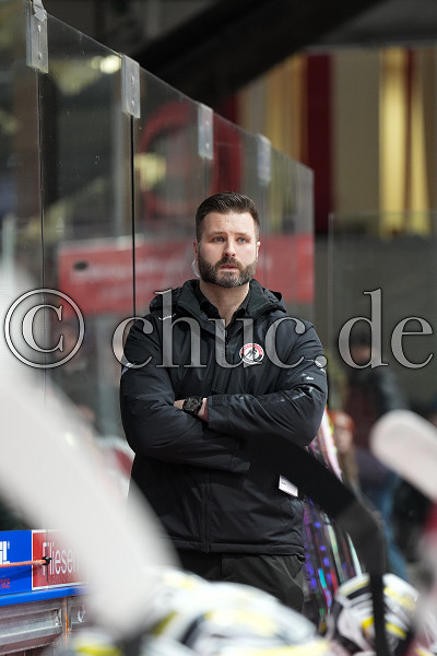 Marc Vorderbr&uuml;ggen (Assistant Coach EC Bad Nauheim) zur&uuml;ck an der Bande, DEL 2 Playdowns Spiel 2 - EC Bad Nauheim gegen Blue Devils Weiden, Bad Nauheim, Colonel-Knight-Stadion, 15.03.26