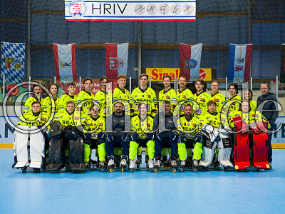 Teamfoto Rhein-Main Patriots;sitzend v.l.n.r.: Noel Heuzeroth, Jan Hofmann, Niko Lehtonen, Marcel Patejdl, David Lademann, Patric Pfannm&uuml;ller, Christian Unger, Arian van der Plas, Marco Albrecht;stehend v.l.n.r.:Noah Kragl, Sean Liechti, Theo Blechschmied, Kilian Rohde, Amandus R&ouml;ttcher, Torben Reuner, Henry Wellhausen, Dennis Berk, Andre Gabler, Marc Langer, Kianu Hoffmann, Thibaut Lambert, Leni Pfannm&uuml;ller, Dirk Starke;Mediaday Rhein-Main Patriots - Assenheim- Inline-Skaterhockey-Bundesliga, Niddatal - OT Assenheim, Inlinehockeyhalle Assenheim, 17.03.26