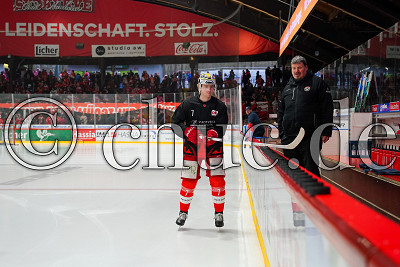 -7- Davis Koch (-A- EC Bad Nauheim) schiebt die Pucks aufs Eis zum Warmup, DEL 2 Playdowns Spiel 2 - EC Bad Nauheim gegen Blue Devils Weiden, Bad Nauheim, Colonel-Knight-Stadion, 15.03.26