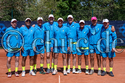 Teamfoto OMTCJ&uuml;rgen Elsner, Ronald Agenor, Richard Wittner, Andreas Freisens, George Pascal, Stefan Rudnick, Manolo Arroyo Rosales, Chris Hearn und Fernando Cavalleri; , Herren 60 - Regionalliga S&uuml;dwest - Ober-M&ouml;rler TC gegen TC Schallstadt-Wolfenweiler, Ober-M&ouml;rler, Ober-M&ouml;rler TC, 02.05.26
