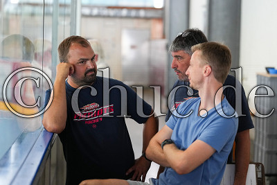 Marcel Patejdl (Co-Trainer Rhein-Main Patriots), Patric Pfannm&uuml;ller (Trainer Rhein-Main Patriots) und Jan Hofmann (Co-Trainer Rhein-Main Patriots) besprechen sich kurz vor Spielbeginn, 1. Bundesliga Skaterhockey  Rhein-Main Patriots vs. IHC Atting - Assenheim, Niddatal - OT Assenheim, Inlinehockeyhalle Assenheim, 12.07.26