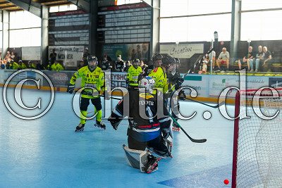 -98- David Lademann (Rhein-Main Patriots) trifft gegen -1- Marco Feiertag (Torwart IHC Atting), 1. Bundesliga Skaterhockey  Rhein-Main Patriots vs. IHC Atting - Assenheim, Niddatal - OT Assenheim, Inlinehockeyhalle Assenheim, 12.07.26