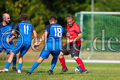 -11- Andre TRAEGER (SV Assenheim II) gegen -11- Jonas RENNER (SV Bruchenbr&uuml;cken II) und -18- Deniz KARADENIZ (SV Bruchenbr&uuml;cken II), Stadtpokal Niddatal - SV Assenheim II gegen SV Bruchenbr&uuml;cken II, Niddatal - OT Assenheim, Sportplatz Assenheim, 25.07.26