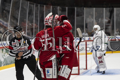 -55- Justin Volek (EC Bad Nauheim) bejubelt mit -23- Marius Erk (EC Bad Nauheim) dessen Tor zum 2:4, Testspiel DEL 2 - EC Bad Nauheim gegen Bietigheim Steelers, Bad Nauheim, Colonel-Knight-Stadion, 28.08.26