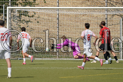 -22- Luis Ra&uacute;l Vazquez Kundel (T&uuml;rk. SV Bad Nauheim II). -8- Akim Seitiahiaiev (T&uuml;rk. SV Bad Nauheim II), -1- Felix Doelling (Torwart SG Melbach/Bingenheim) wehrt den Ball ab, Kreisoberliga Friedberg - T&uuml;rk. SV Bad Nauheim II gegen SG Melbach/Bingenheim, Bad Nauheim, Sportplatz R&ouml;dgen, 30.08.26