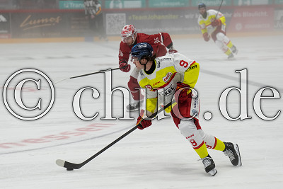 -9- Brett Kemp (D&uuml;sseldorfer EG) vor -36- Pierre Preto (EC Bad Nauheim), Testspiel - EC Bad Nauheim gegen D&uuml;sseldorfer EG, Bad Nauheim, Colonel-Knight-Stadion, 13.09.26