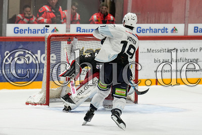 -19- Alex-Olivier Voyer (Blue Devils Weiden) scheitert im Penaltyschie&szlig;en an -35- Jerry Kuhn (Torwart EC Bad Nauheim), DEL 2 - EC Bad Nauheim gegen Blue Devils Weiden, Bad Nauheim, Colonel-Knight-Stadion, 20.09.26
