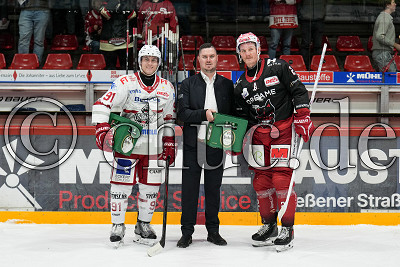 Spieler des Abends, -91- Taylor Vause (Eisb&auml;ren Regensburg) und -2- Joel Keussen (-A- EC Bad Nauheim), DEL 2 - EC Bad Nauheim gegen Eisb&auml;ren Regensburg, Bad Nauheim, Colonel-Knight-Stadion, 25.09.26