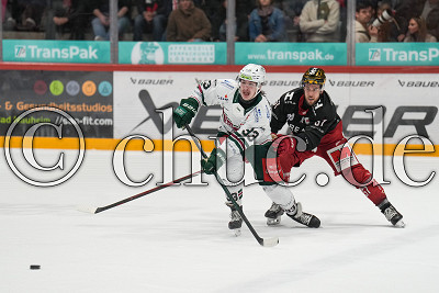 -93- Luigi Calce (Starbulls Rosenheim) vor -57- Charlie Sarault (-A- EC Bad Nauheim), DEL 2 - EC Bad Nauheim gegen Starbulls Rosenheim, Bad Nauheim, Colonel-Knight-Stadion, 04.10.26