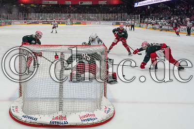 -8- Lukas Laub (-A- Starbulls Rosenheim) gegen -4- Jesse Kauhanen (EC Bad Nauheim), -17- Raphael Jakovlev (EC Bad Nauheim), -15- Garret Pruden (EC Bad Nauheim) und -35- Jerry Kuhn (Torwart EC Bad Nauheim), Hintertorkamera, DEL 2 - EC Bad Nauheim gegen Starbulls Rosenheim, Bad Nauheim, Colonel-Knight-Stadion, 04.10.26