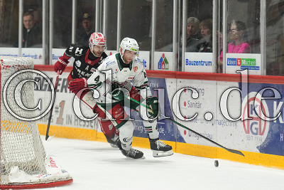 -4- Sean Giles (Starbulls Rosenheim) vor -91- Marc El-Sayed (EC Bad Nauheim), DEL 2 - EC Bad Nauheim gegen Starbulls Rosenheim, Bad Nauheim, Colonel-Knight-Stadion, 04.10.26