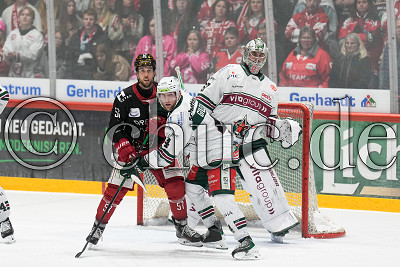 -57- Charlie Sarault (-A- EC Bad Nauheim) gegen -4- Sean Giles (Starbulls Rosenheim) vor -67- Christopher Kolarz (Torh&uuml;ter Starbulls Rosenheim), DEL 2 - EC Bad Nauheim gegen Starbulls Rosenheim, Bad Nauheim, Colonel-Knight-Stadion, 04.10.26