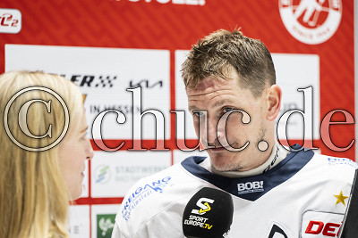 Alina Berg (EC Bad Nauheim) im Interview mit -18- Laurin Braun (St&uuml;rmer EC Kassel Huskies), DEL 2 - EC Bad Nauheim gegen EC Kassel Huskies, Bad Nauheim, Colonel-Knight-Stadion, 11.10.26