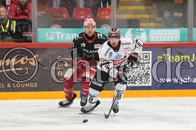 -8- F&eacute;lix Brassard (ECDC Memmingen Indians) vor -21- Matt Marcinew (EC Bad Nauheim), DEL 2 - EC Bad Nauheim gegen ECDC Memmingen Indians, Bad Nauheim, Colonel-Knight-Stadion, 18.10.26