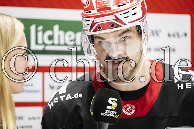 -47- Marco Pfleger (EC Bad Nauheim) im Interview mit Alina Berg (EC Bad Nauheim), DEL 2 - EC Bad Nauheim gegen ECDC Memmingen Indians, Bad Nauheim, Colonel-Knight-Stadion, 18.10.26