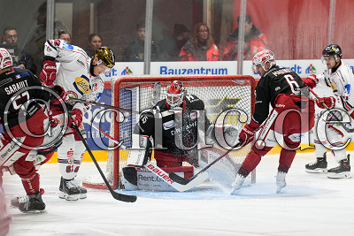 -62- Tor Immo (-C-  Landshut) gegen -57- Charlie Sarault (-A- EC Bad Nauheim), -35- Jerry Kuhn (Torh&uuml;ter EC Bad Nauheim) und -6- Kevin Maginot (EC Bad Nauheim), DEL 2 - EC Bad Nauheim gegen EV Landshut, Bad Nauheim, Colonel-Knight-Stadion, 23.10.26