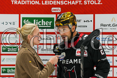 Alina Berg im Gespr&auml;ch mit -21- Matt Marcinew (EC Bad Nauheim), DEL 2 - EC Bad Nauheim gegen EV Landshut, Bad Nauheim, Colonel-Knight-Stadion, 23.10.26