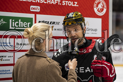 Alina Berg (EC Bad Nauheim) im Interview mit -21- Matt Marcinew (EC Bad Nauheim), DEL 2 - EC Bad Nauheim gegen EV Landshut, Bad Nauheim, Colonel-Knight-Stadion, 23.10.26